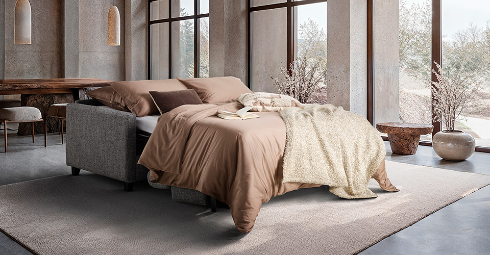 canapé convertible bohème avec tissus naturels et décoration chaleureuse