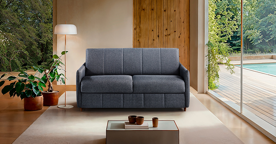 relooking d’un vieux canapé convertible avec housse et coussins décoratifs