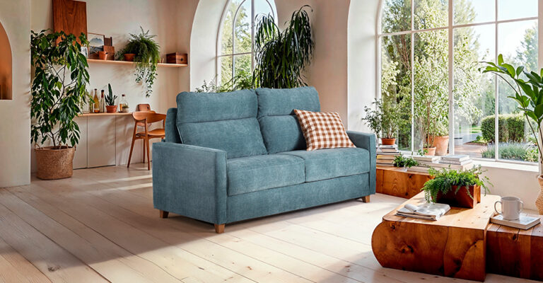 surmatelas installé sur un canapé convertible pour améliorer le confort de couchage