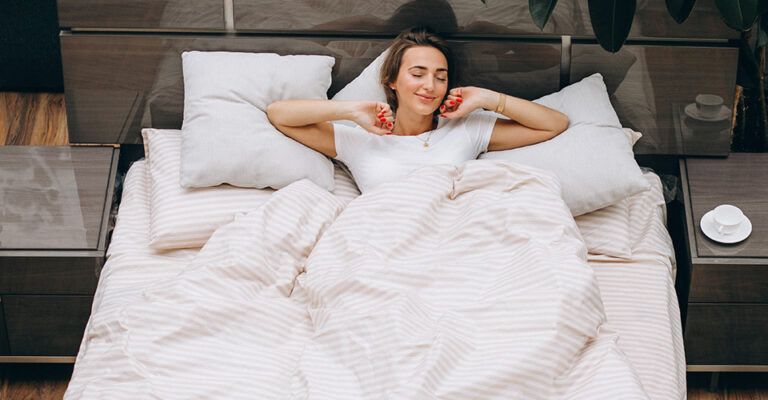 canapé convertible gris dans salon moderne avec mur texturé et ambiance calme et cosy