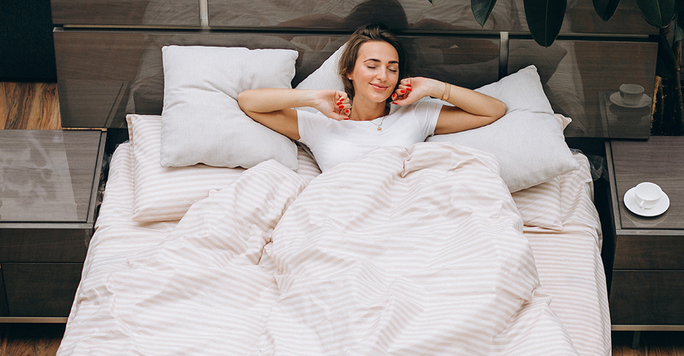 canapé convertible gris dans salon moderne avec mur texturé et ambiance calme et cosy