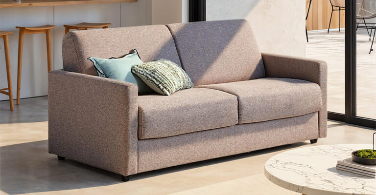 canapé convertible compact dans studio étudiant avec espace optimisé et décoration moderne