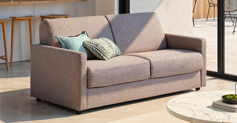 canapé convertible compact dans studio étudiant avec espace optimisé et décoration moderne