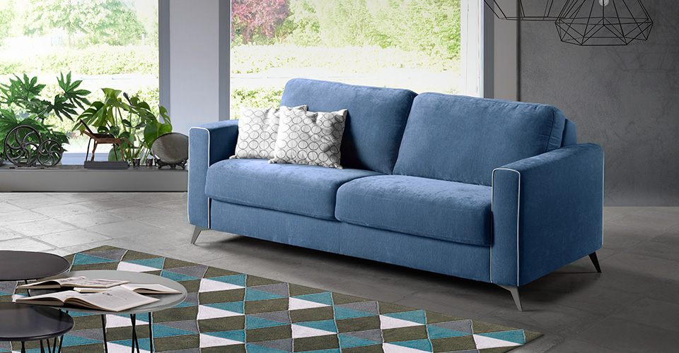 canapé convertible bleu dans salon moderne avec cheminée et décoration contemporaine