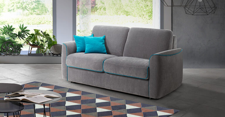 canapé convertible scandinave beige avec coussins et plaid dans salon hygge chaleureux