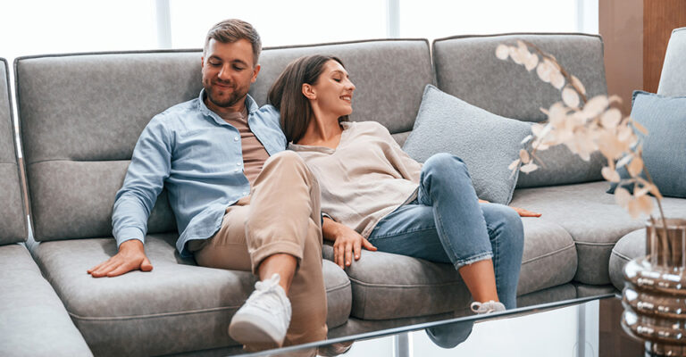 ancien canapé convertible relooké avec nouveau revêtement et coussins décoratifs