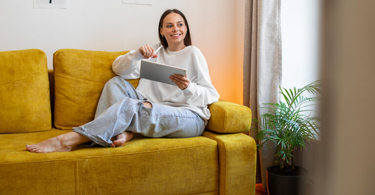 canapé convertible dans un salon de colocation étudiante pratique et moderne