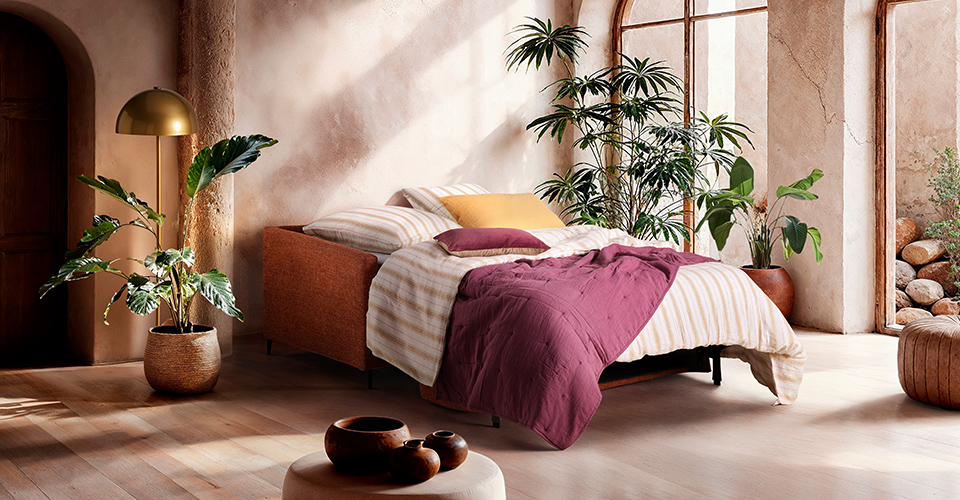 canapé convertible beige dans un petit salon moderne et lumineux