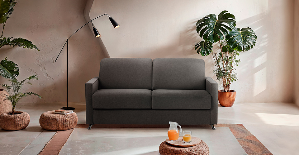 canapé convertible en tissu dans un salon moderne et chaleureux
