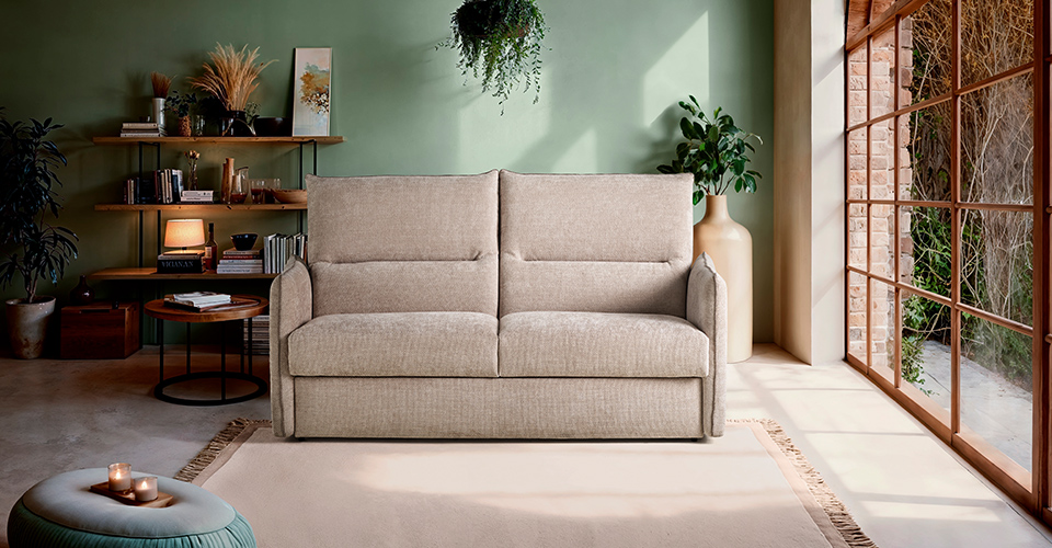 Canapé convertible clair dans un salon à la décoration scandinave épurée
