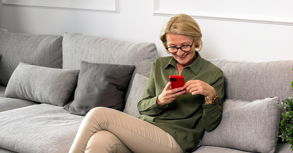 Personne âgée se relevant facilement d'un canapé convertible confortable
