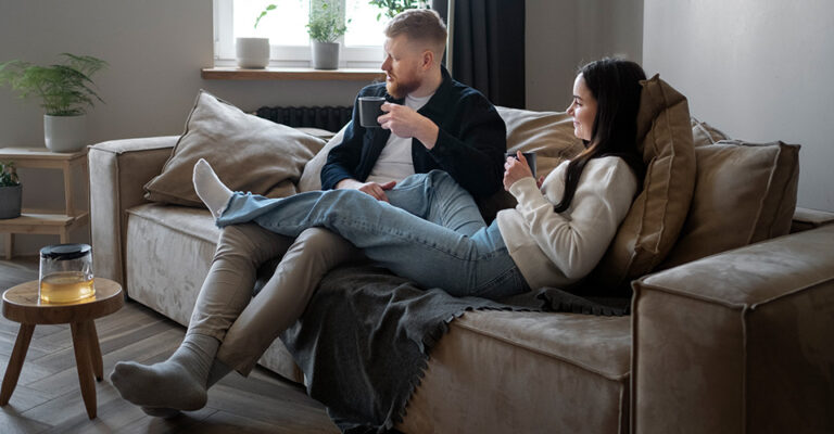 Gros plan sur le tissu d'un canapé convertible confortable