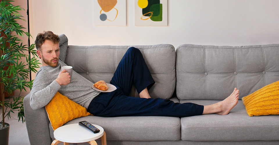 Canapé convertible confortable installé dans un salon moderne